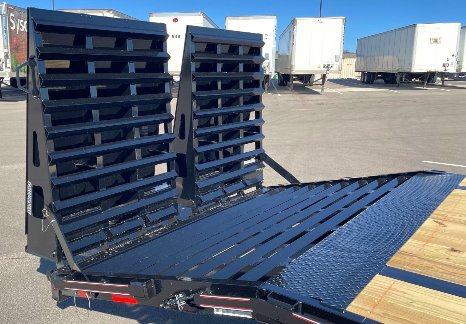 New Diamond C FMAX-208-HS 40' Gooseneck Flatbed Trailer: 18,000 GVWR, Spare, Max Ramps