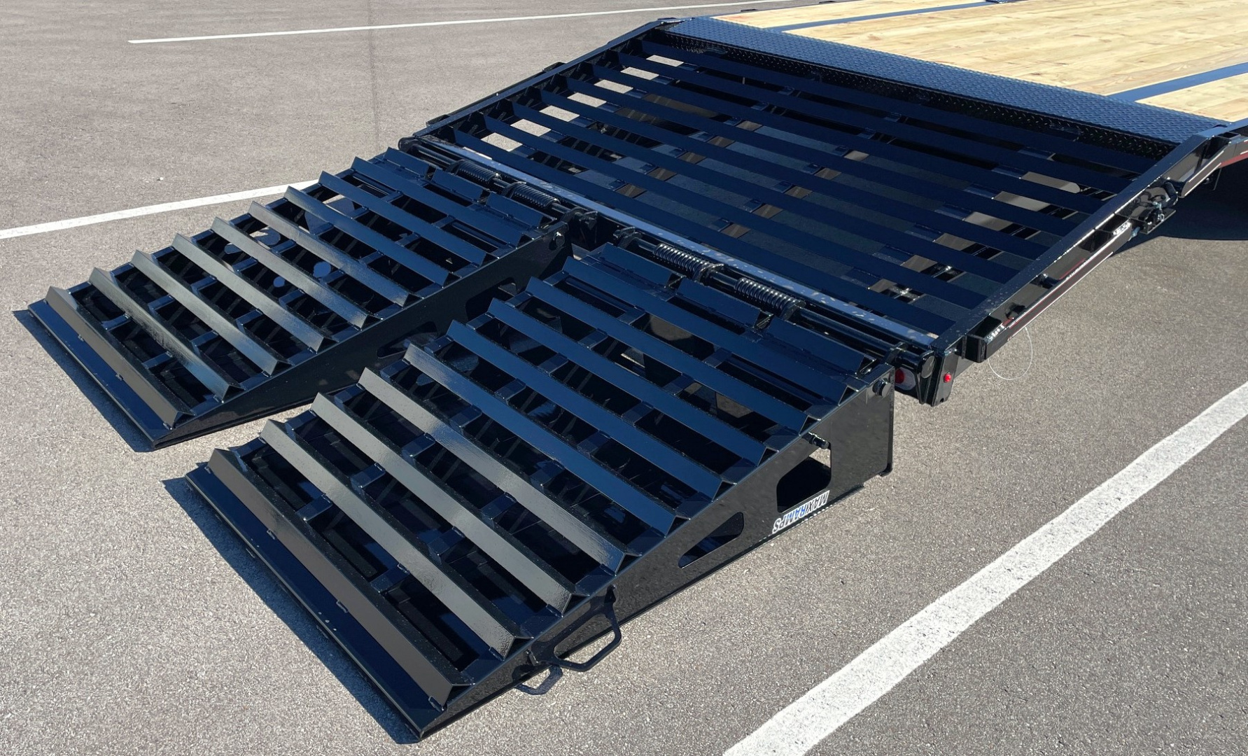 New Diamond C FMAX-208-HS 40' Gooseneck Flatbed Trailer: 18,000 GVWR, Spare, Max Ramps