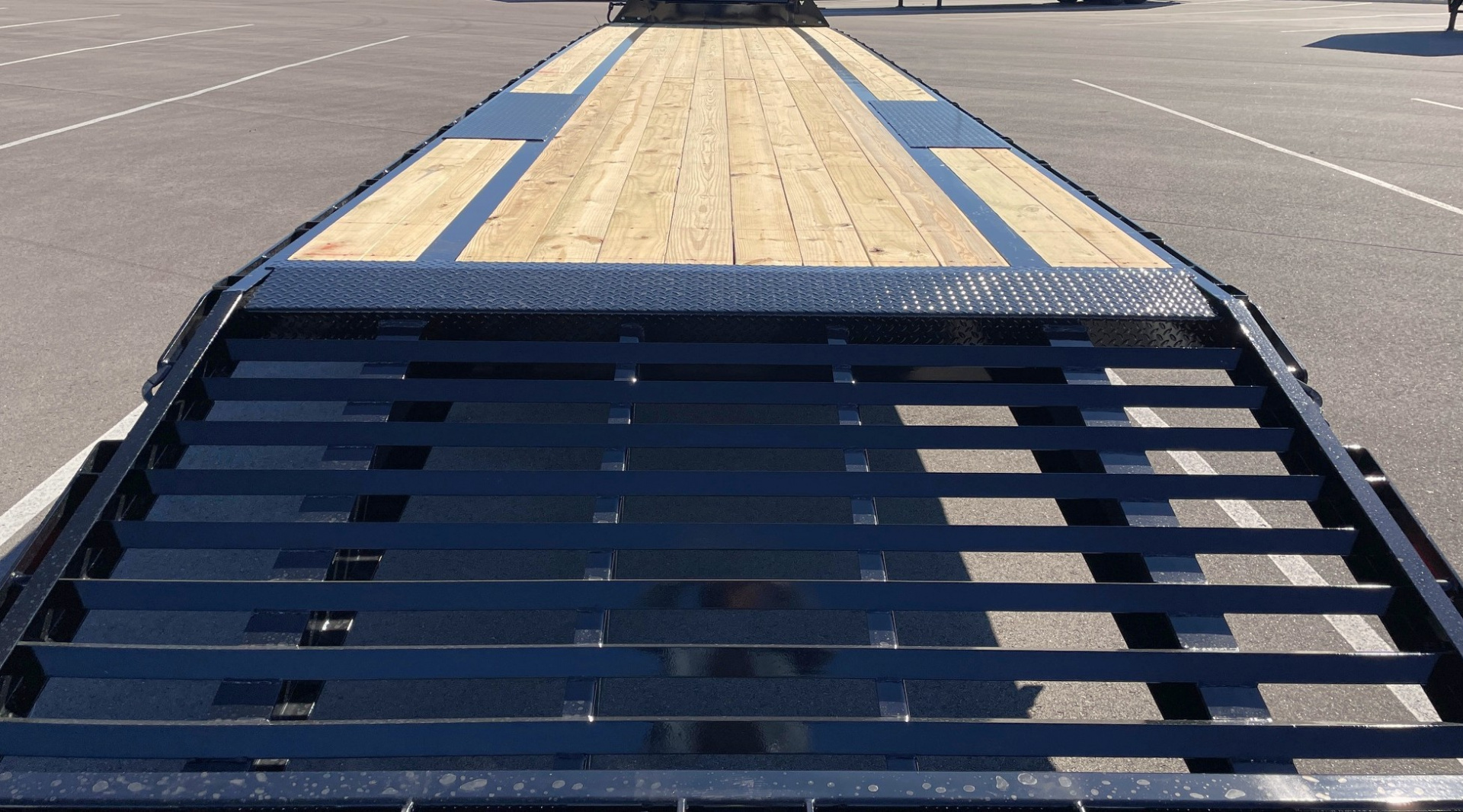 New Diamond C FMAX-208-HS 40' Gooseneck Flatbed Trailer: 18,000 GVWR, Spare, Max Ramps