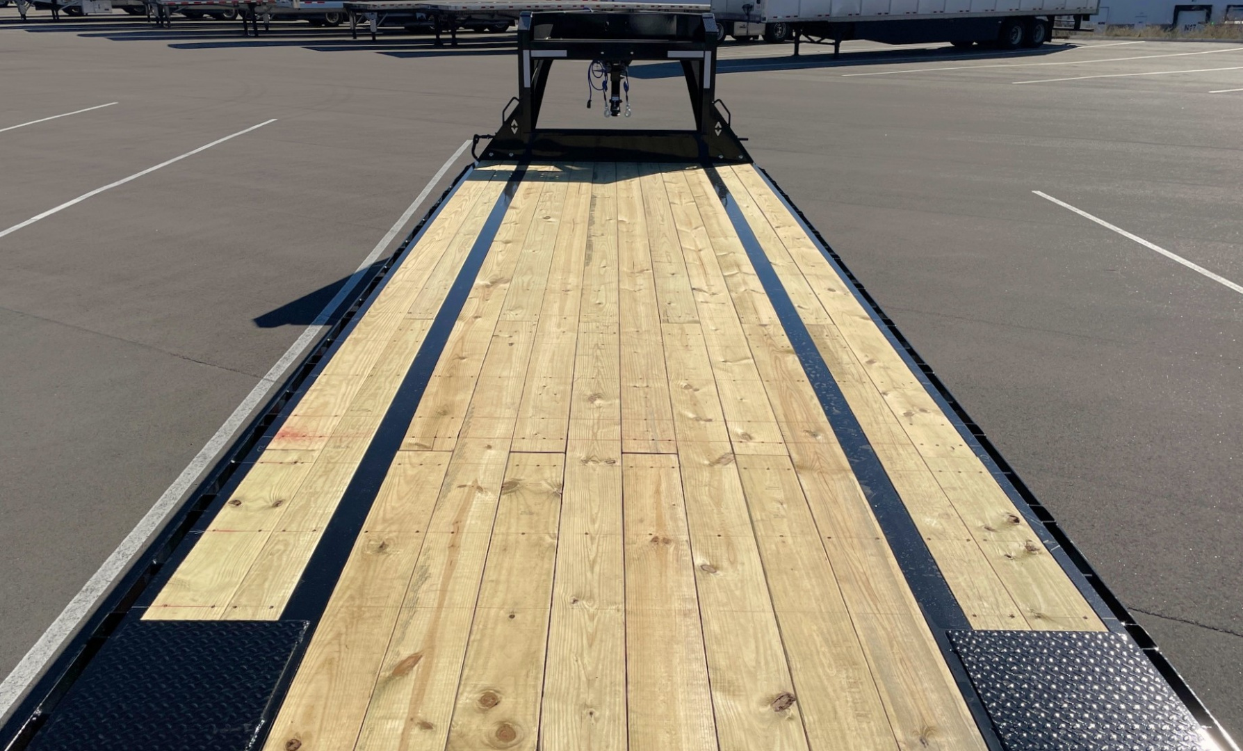 New Diamond C FMAX-208-HS 40' Gooseneck Flatbed Trailer: 18,000 GVWR, Spare, Max Ramps