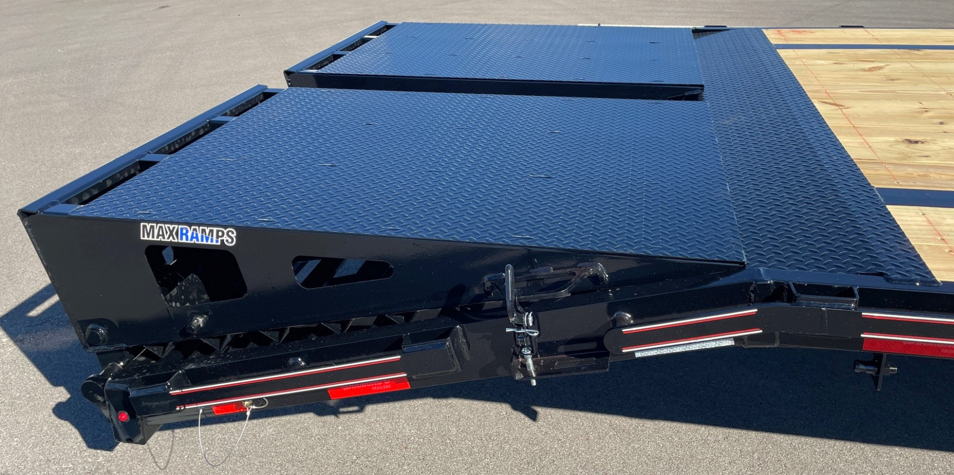 New Diamond C FMAX-208-HS 40' Gooseneck Flatbed Trailer: 18,000 GVWR, Spare, Max Ramps