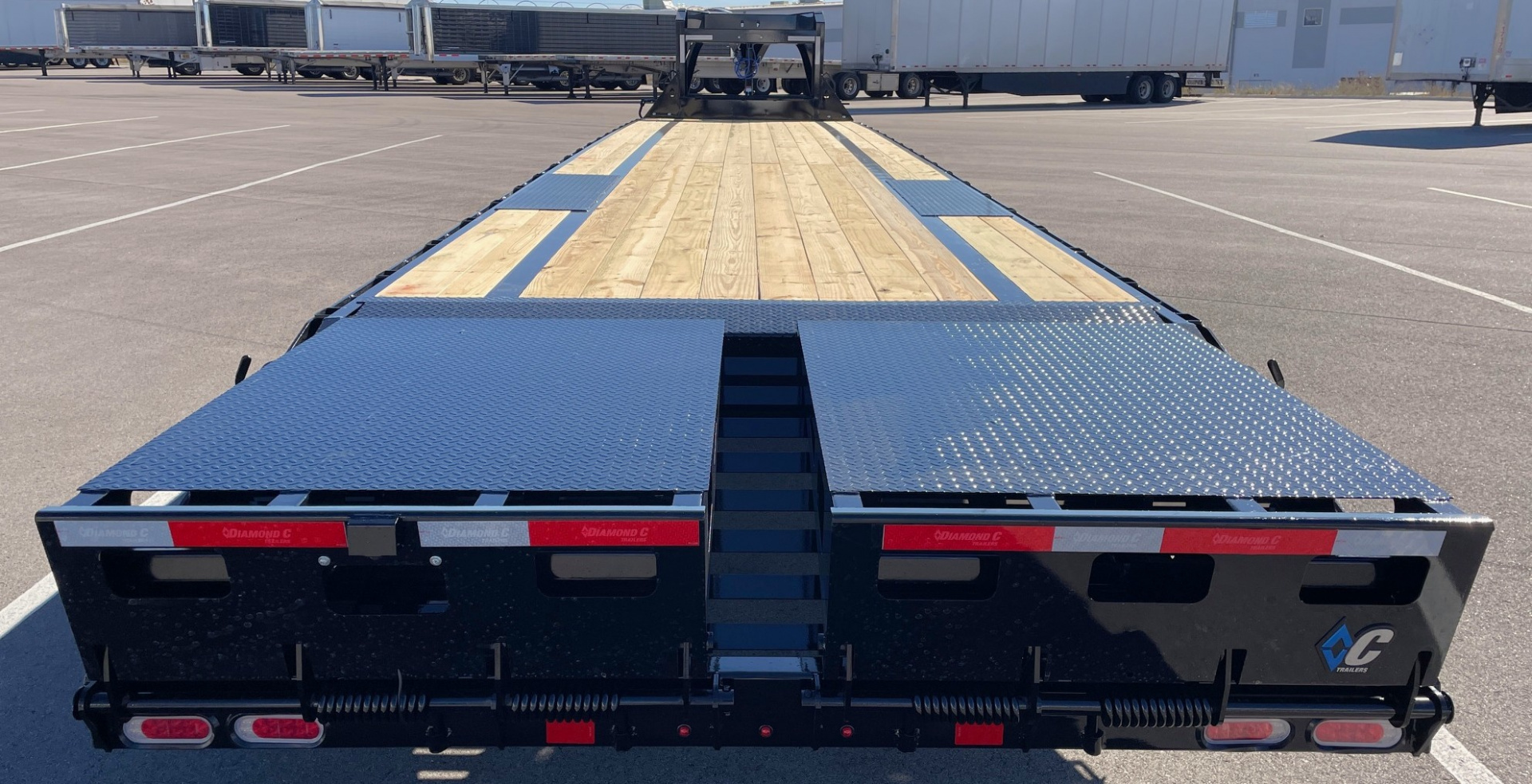 New Diamond C FMAX-208-HS 40' Gooseneck Flatbed Trailer: 18,000 GVWR, Spare, Max Ramps