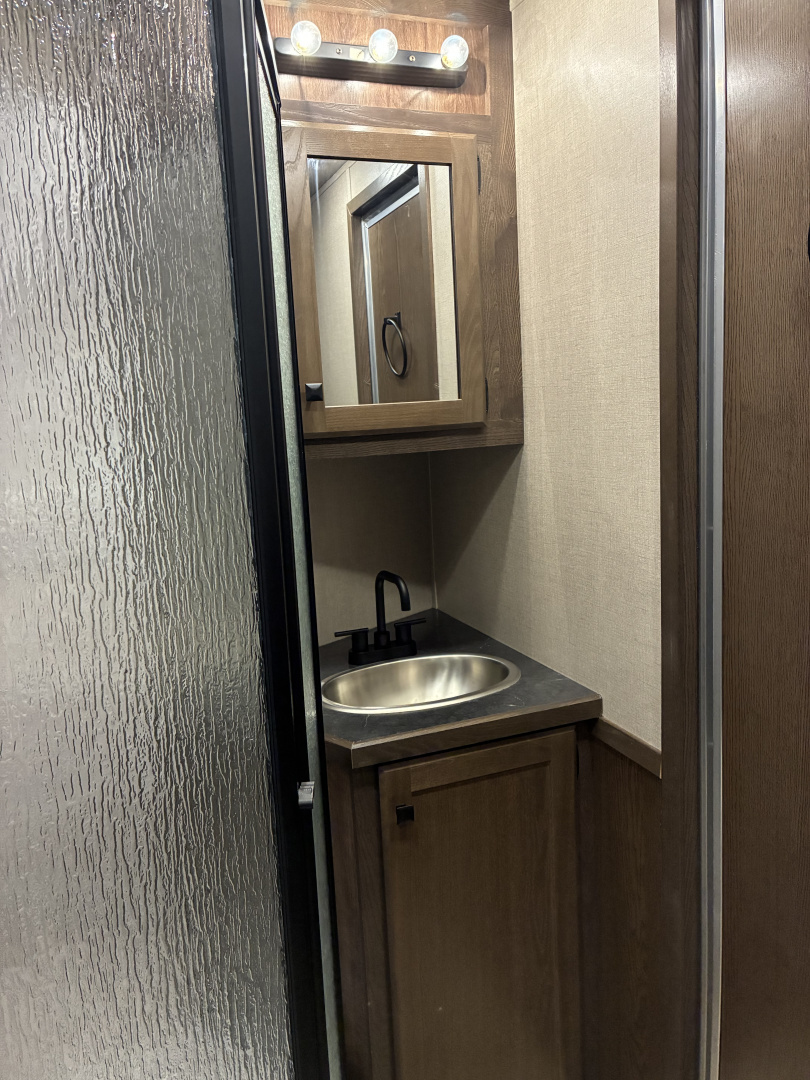 New 2026 Lakota 3H 9'LQ Horse Trailer