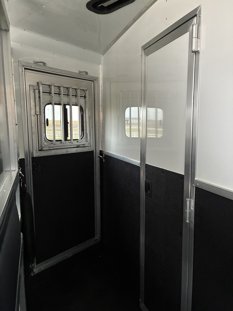 New 2026 Lakota 3H 9'LQ Horse Trailer