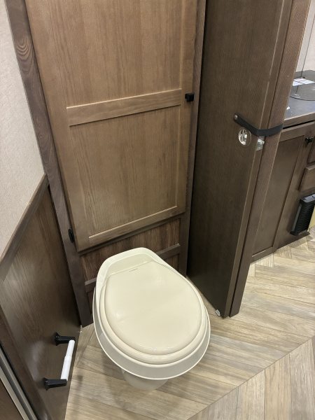 New 2026 Lakota 3H 9'LQ Horse Trailer