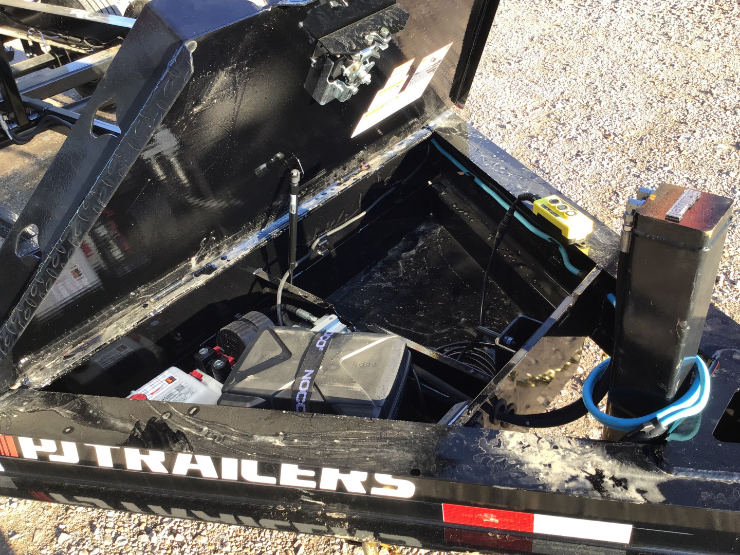 New 2026 PJ 83"x14' BP Tandem Axle Low Pro Dump w/ 24" Sides - DV