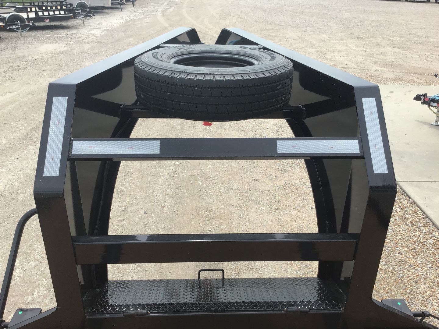 New 2026 PJ 102"x32' GN Low-Pro Flatbed w/ Duals - LD