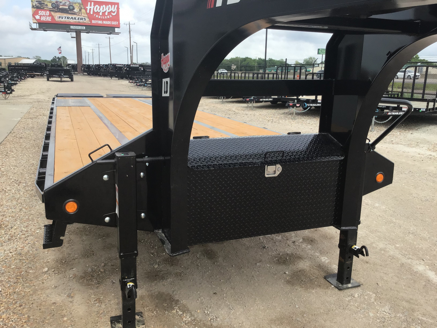 New 2026 PJ 102"x32' GN Low-Pro Flatbed w/ Duals - LD