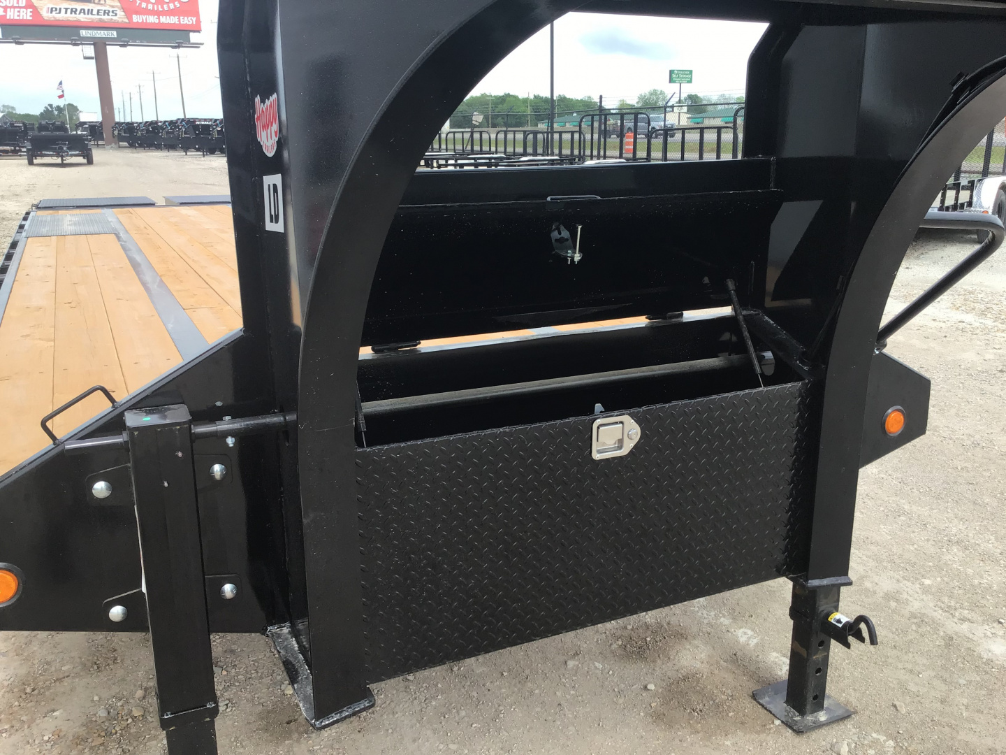 New 2026 PJ 102"x32' GN Low-Pro Flatbed w/ Duals - LD