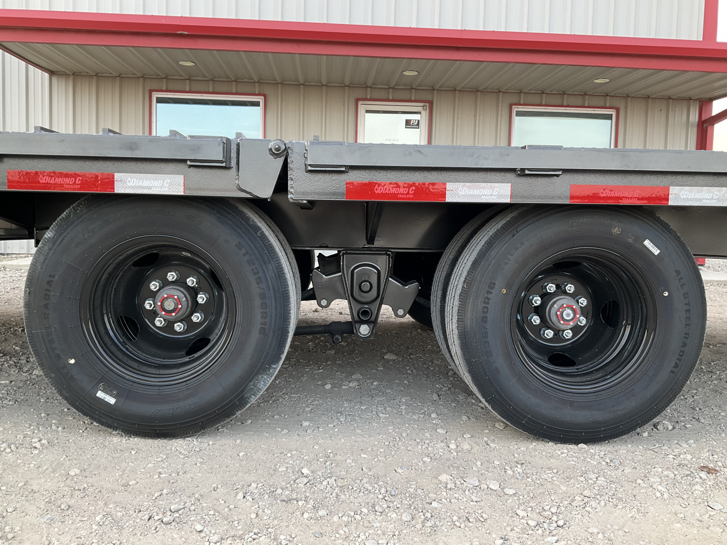 New 2026 Diamond C 102"x32' Engineered Beam FMAX210 w/ Hyd. Dovetail