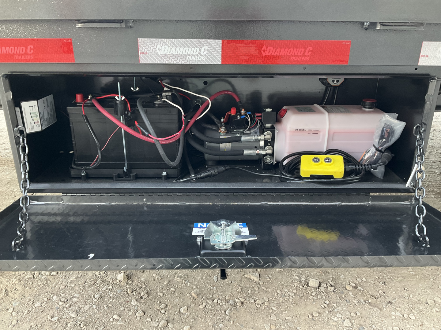 New 2026 Diamond C 102"x32' Engineered Beam FMAX210 w/ Hyd. Dovetail