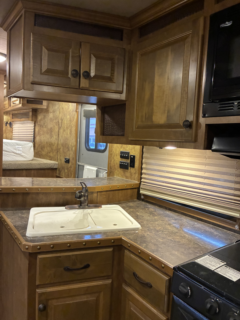 Used 2014 Lakota 4H 16LQ Horse Trailer