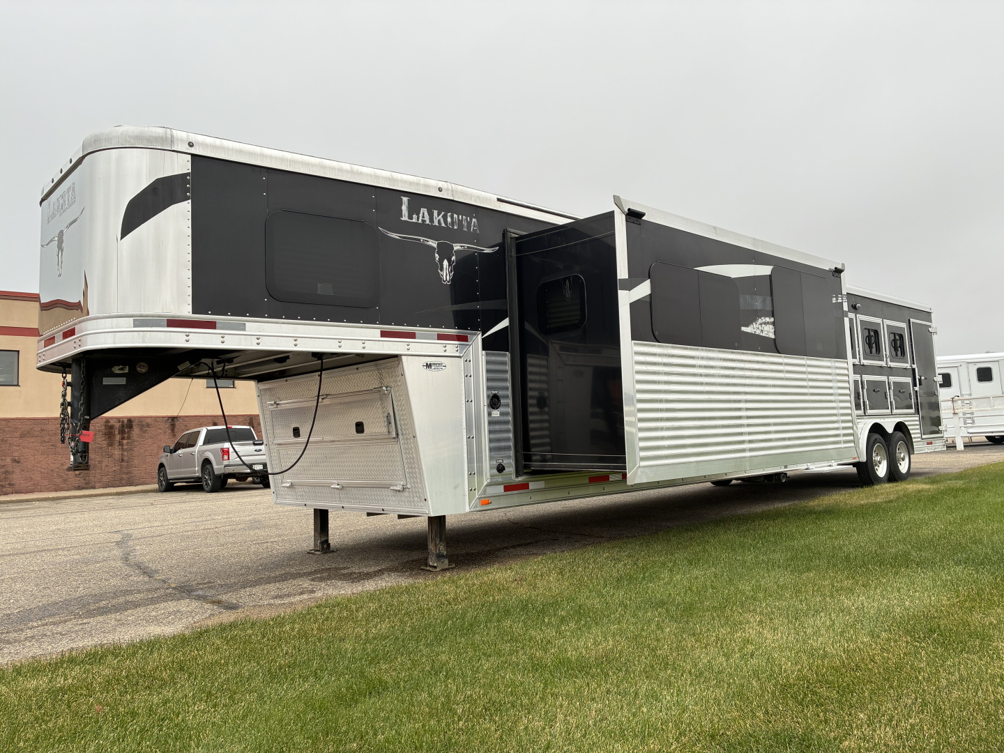 Used 2014 Lakota 4H 16LQ Horse Trailer