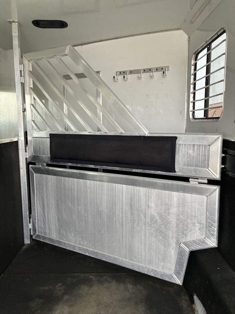 Used 2014 Lakota 4H 16LQ Horse Trailer