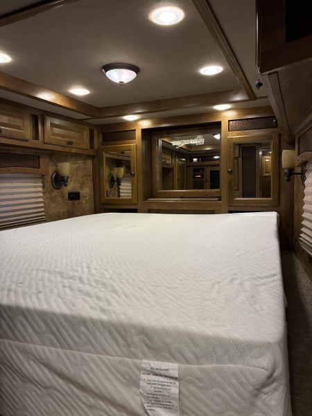 Used 2014 Lakota 4H 16LQ Horse Trailer
