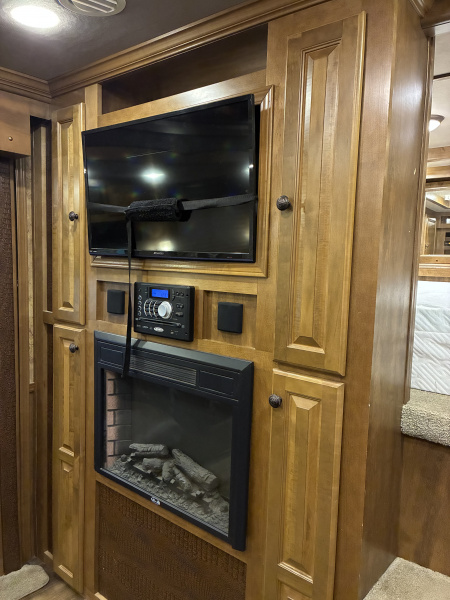 Used 2014 Lakota 4H 16LQ Horse Trailer