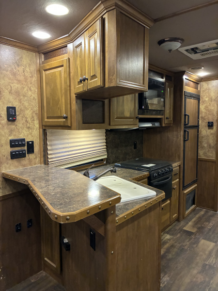 Used 2014 Lakota 4H 16LQ Horse Trailer