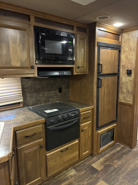 Used 2014 Lakota 4H 16LQ Horse Trailer