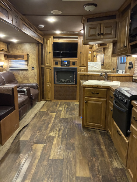 Used 2014 Lakota 4H 16LQ Horse Trailer