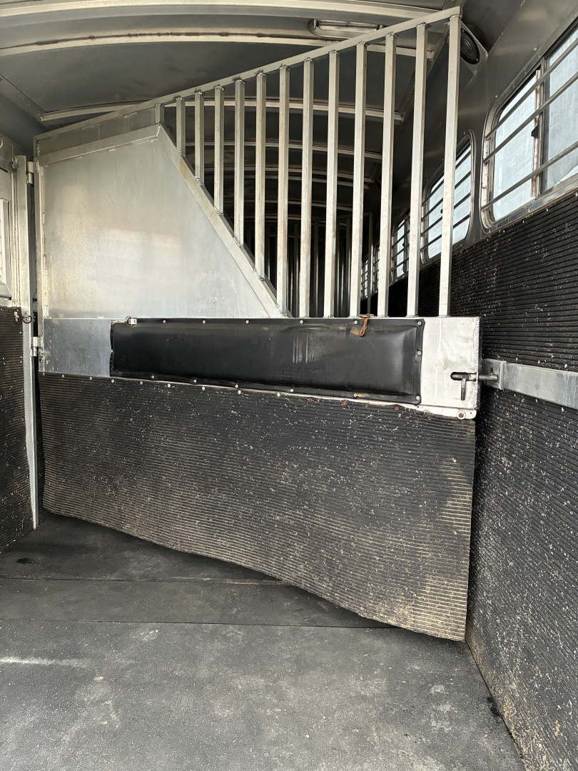 Used 1995 4-Star 6H Gooseneck Horse Trailer