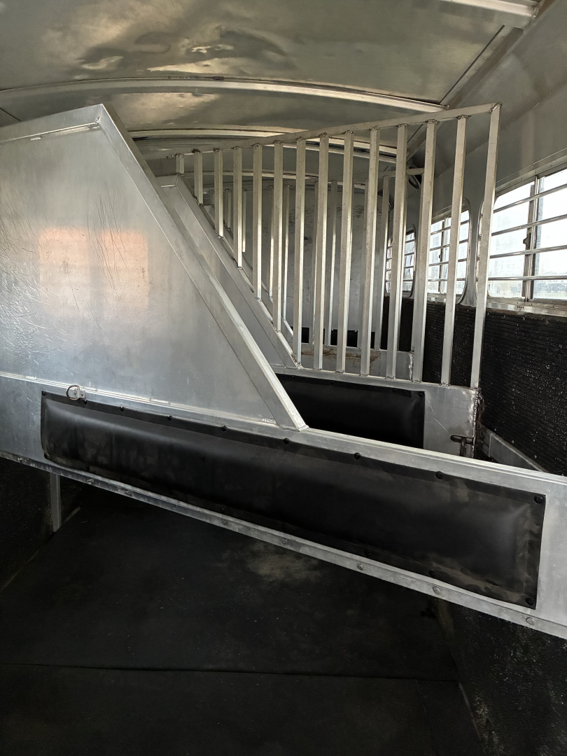 Used 1995 4-Star 6H Gooseneck Horse Trailer