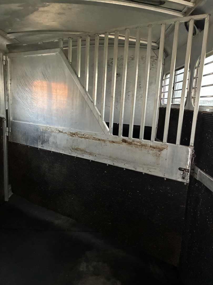 Used 1995 4-Star 6H Gooseneck Horse Trailer