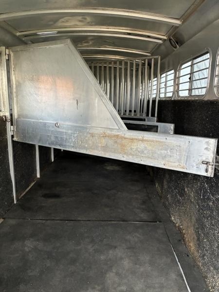 Used 1995 4-Star 6H Gooseneck Horse Trailer