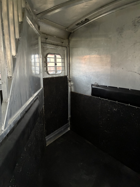 Used 1995 4-Star 6H Gooseneck Horse Trailer