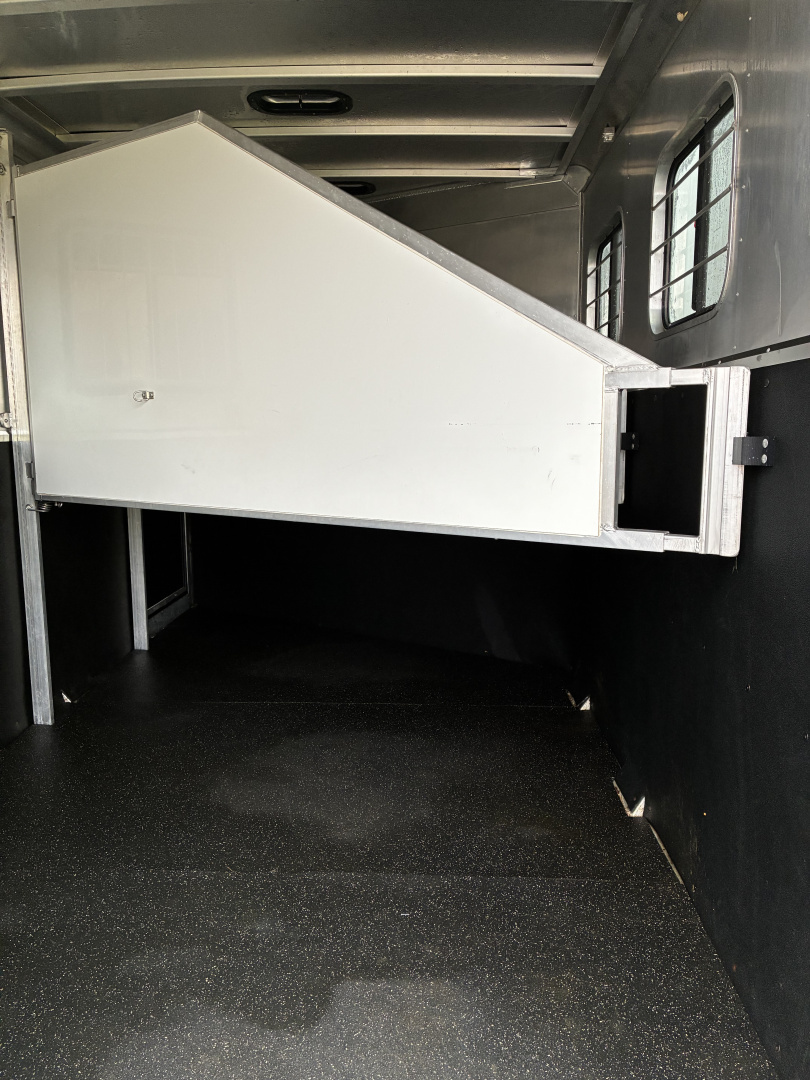 Used 2004 Kiefer 3 Horse Gooseneck Horse Trailer