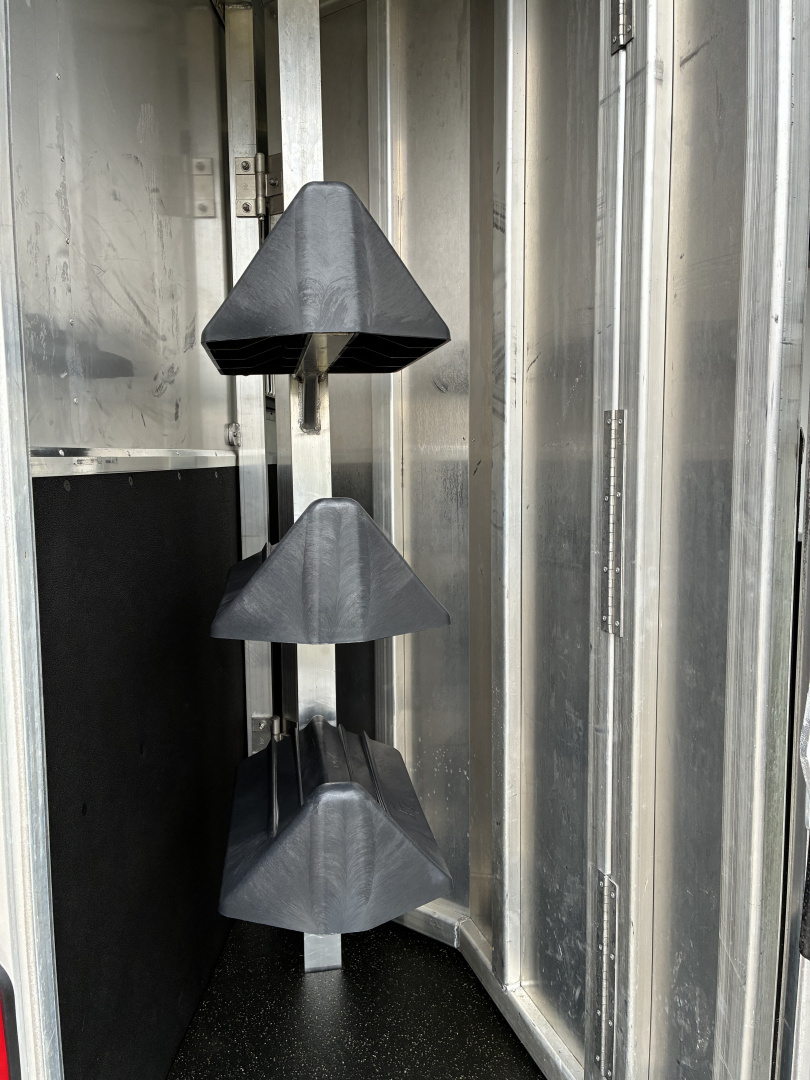 Used 2004 Kiefer 3 Horse Gooseneck Horse Trailer