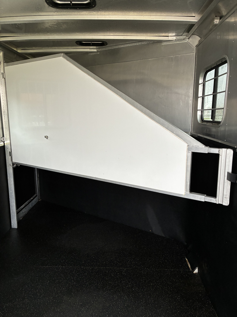 Used 2004 Kiefer 3 Horse Gooseneck Horse Trailer