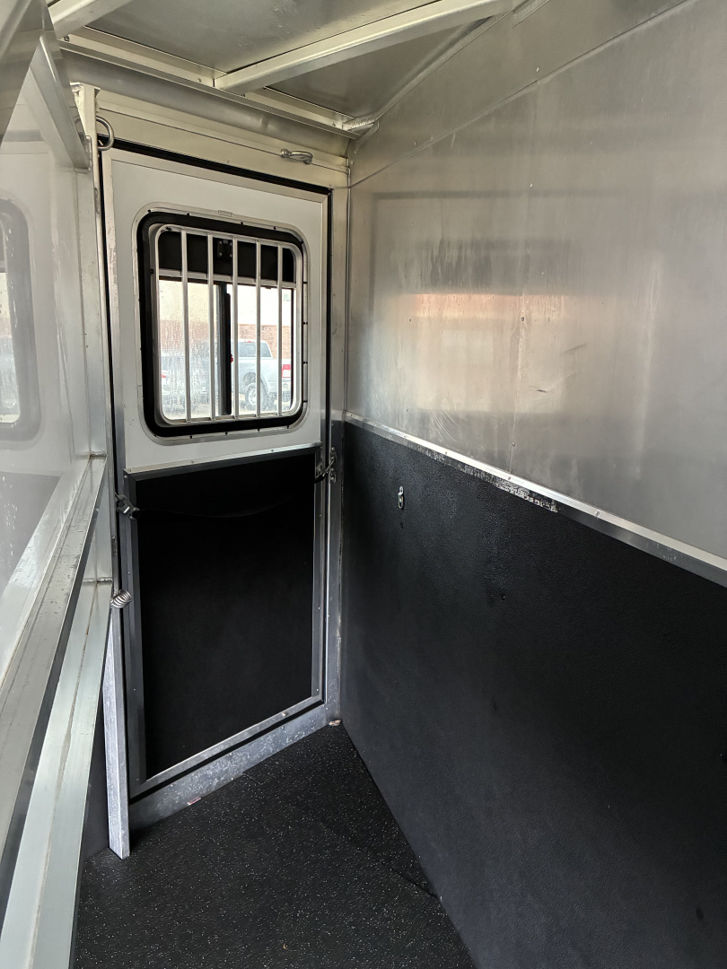 Used 2004 Kiefer 3 Horse Gooseneck Horse Trailer