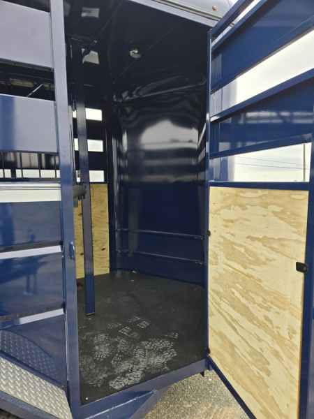 New 2026 Valley Trailers 26812SPHORSEBP7'6 Horse Trailer