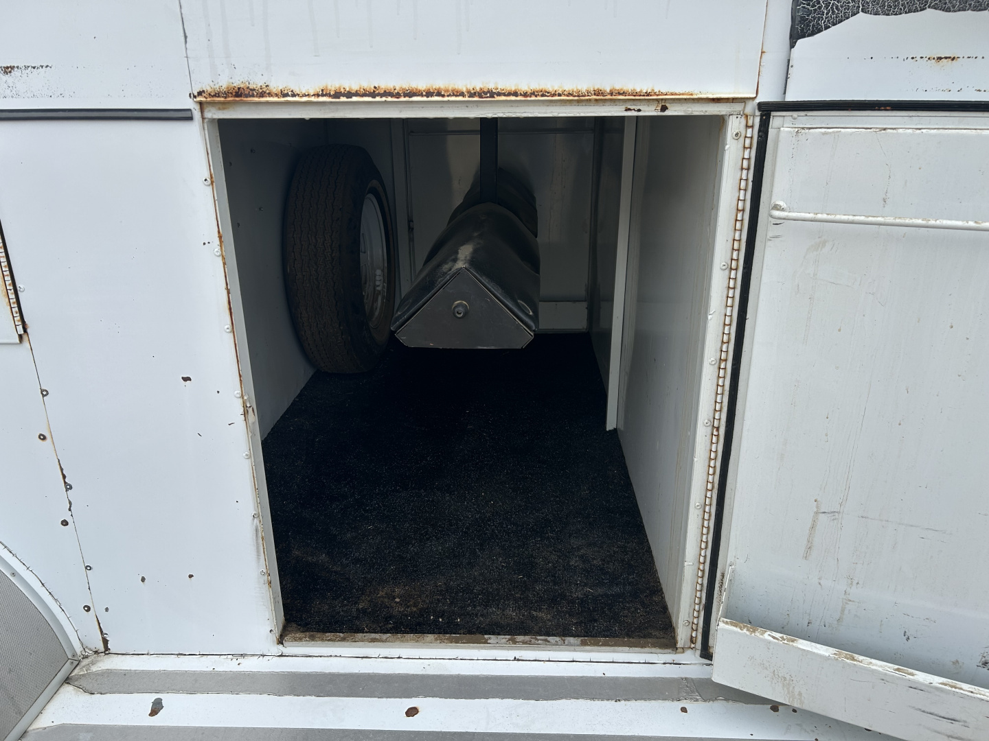 Used 1990 Logan Coach 2 Horse Trailer