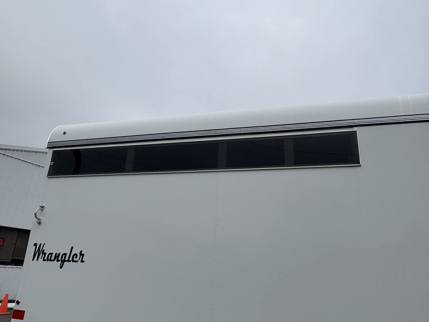 New 2 HORSE SLANT 2026 INSTANT REBATE Thuro-Bilt Wrangler 2H TRAILER
