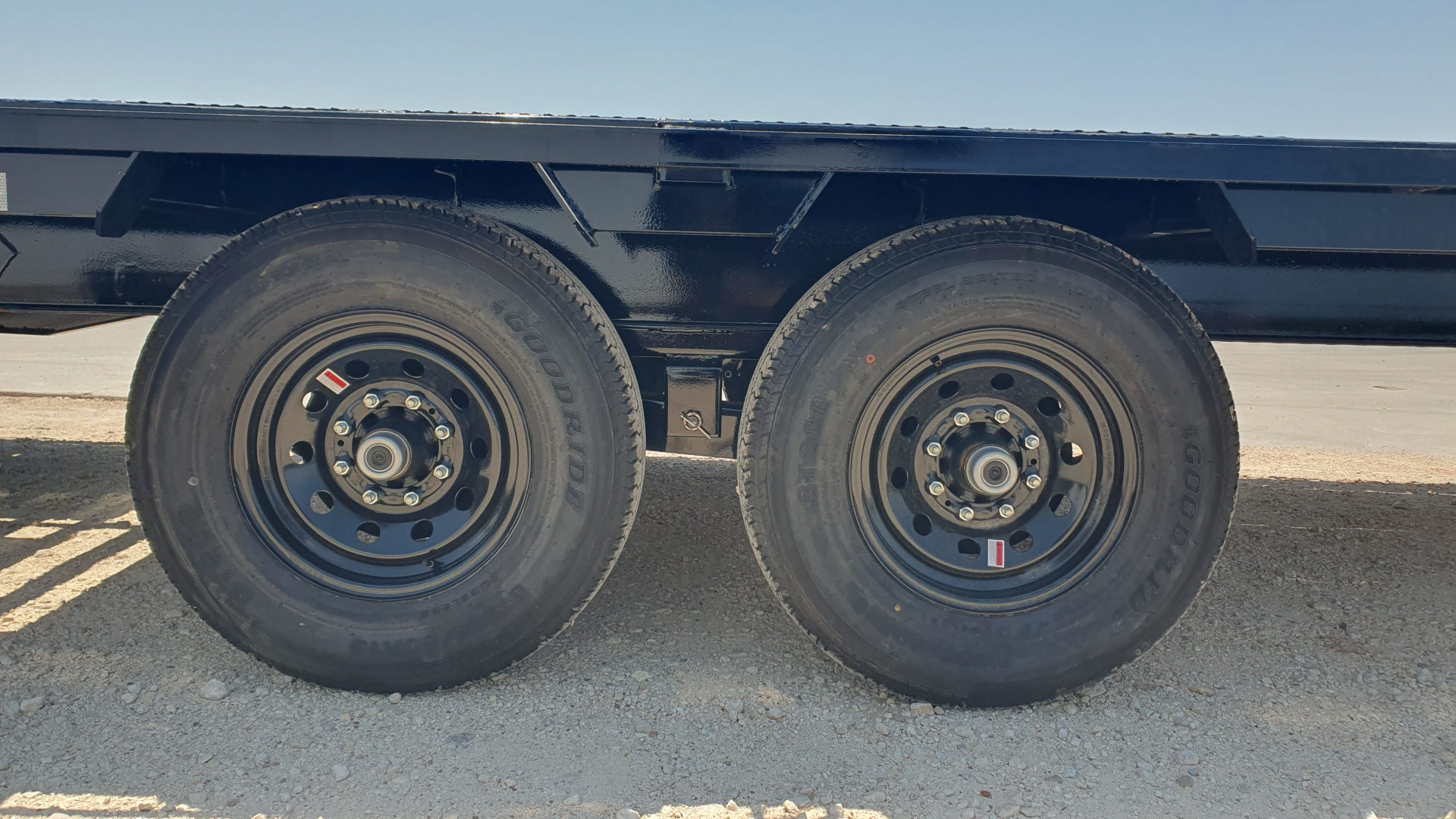 New 2026 PJ 102”x25’ Quest Gooseneck Flatbed w/ Singles – LQ