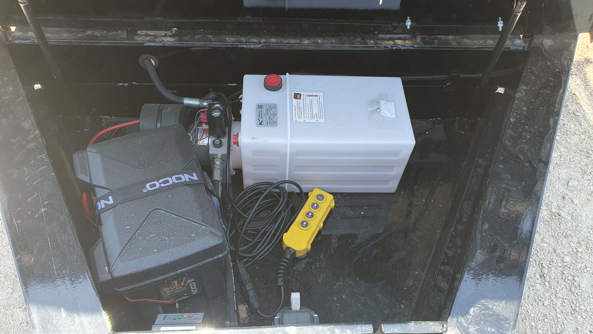 New 2026 PJ 83"x14' BP Tandem Axle Low Pro Telescopic Dump w/ 48" Sides – DT Voyager Package