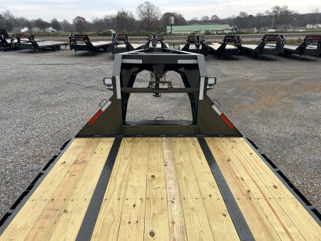 New 2026 MAXXD Hydraulic Dovetail Gooseneck Trailer | 32' x 102' 25.9K GVWR