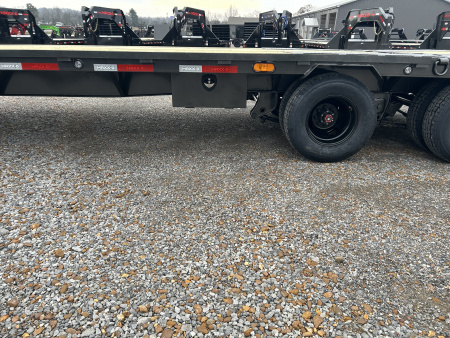 New 2026 MAXXD Hydraulic Dovetail Gooseneck Trailer | 32' x 102' 25.9K GVWR