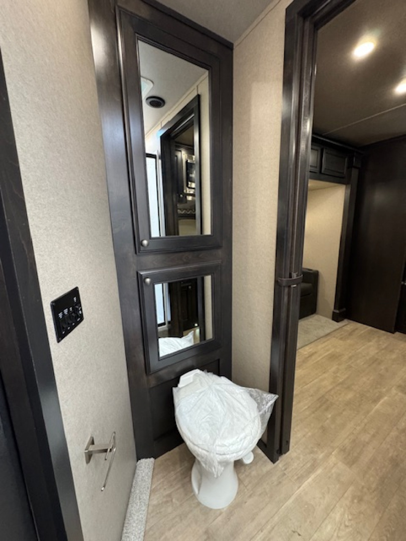 New 2025 Exiss Trailers 2025 Exiss Endeavor 8310 LQ IN STOCK Horse Trailer