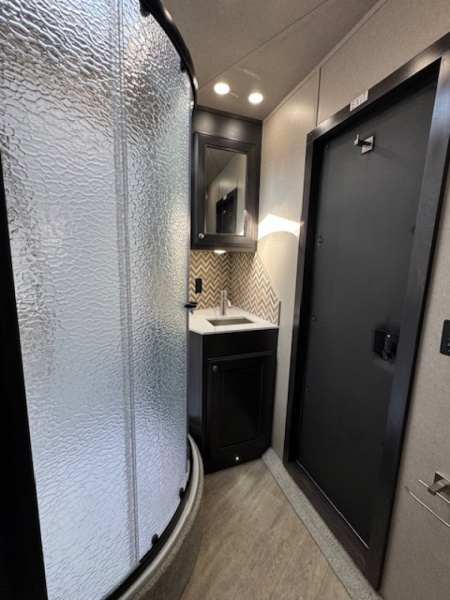 New 2025 Exiss Trailers 2025 Exiss Endeavor 8310 LQ IN STOCK Horse Trailer