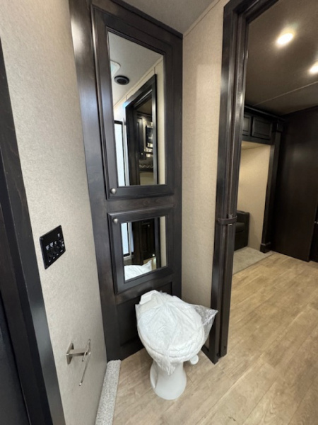 New 2025 Exiss Trailers 2025 Exiss Endeavor 8310 LQ IN STOCK Horse Trailer