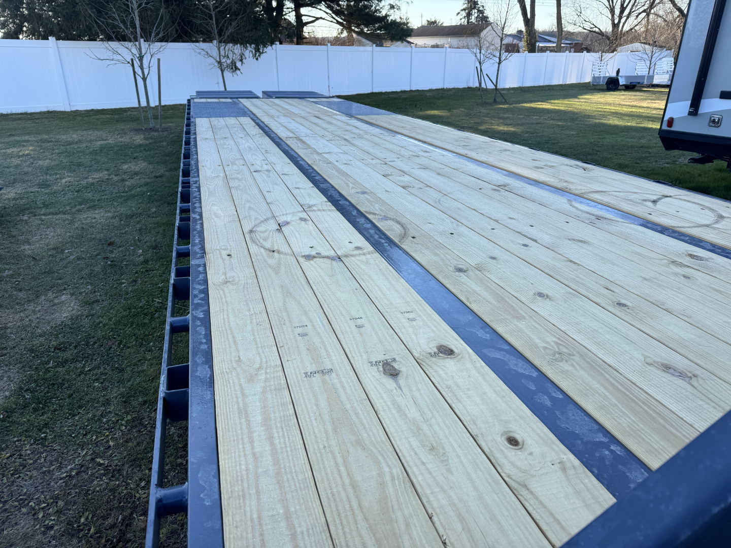 New 2026 Down 2 Earth Trailers DTEGN22-35DT Deckover Trailer Gooseneck