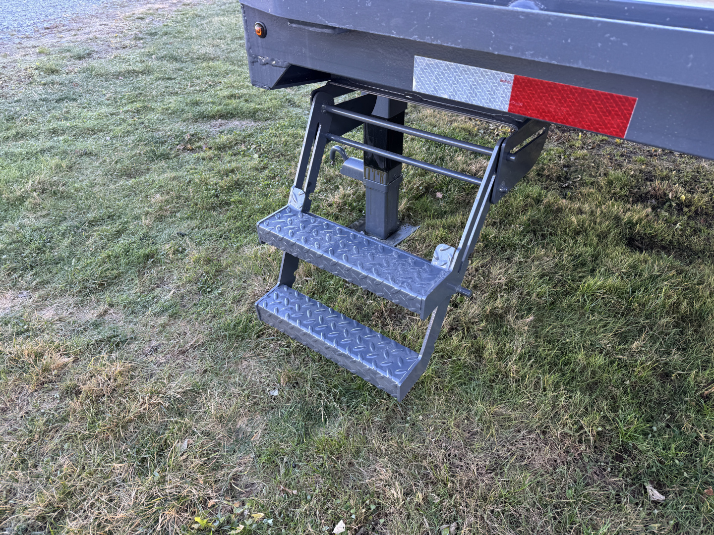 New 2026 Down 2 Earth Trailers DTEGN22-35DT Deckover Trailer Gooseneck