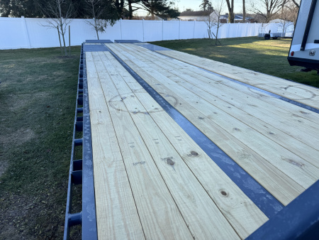 New 2026 Down 2 Earth Trailers DTEGN22-35DT Deckover Trailer Gooseneck