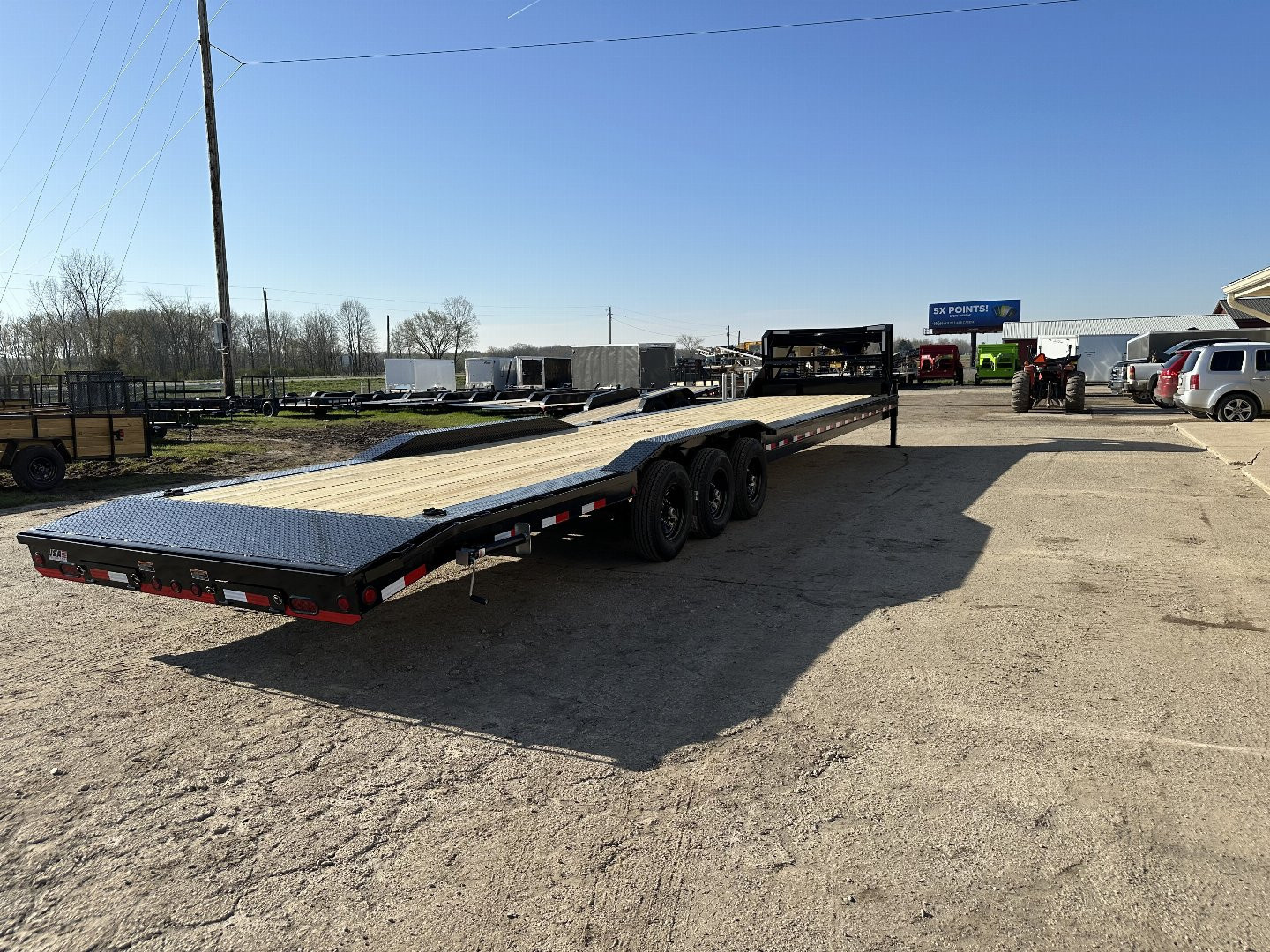 New 2026 Load Trail 102x40 Low-Pro w/Drive Over Fenders 21k Gooseneck Bodies