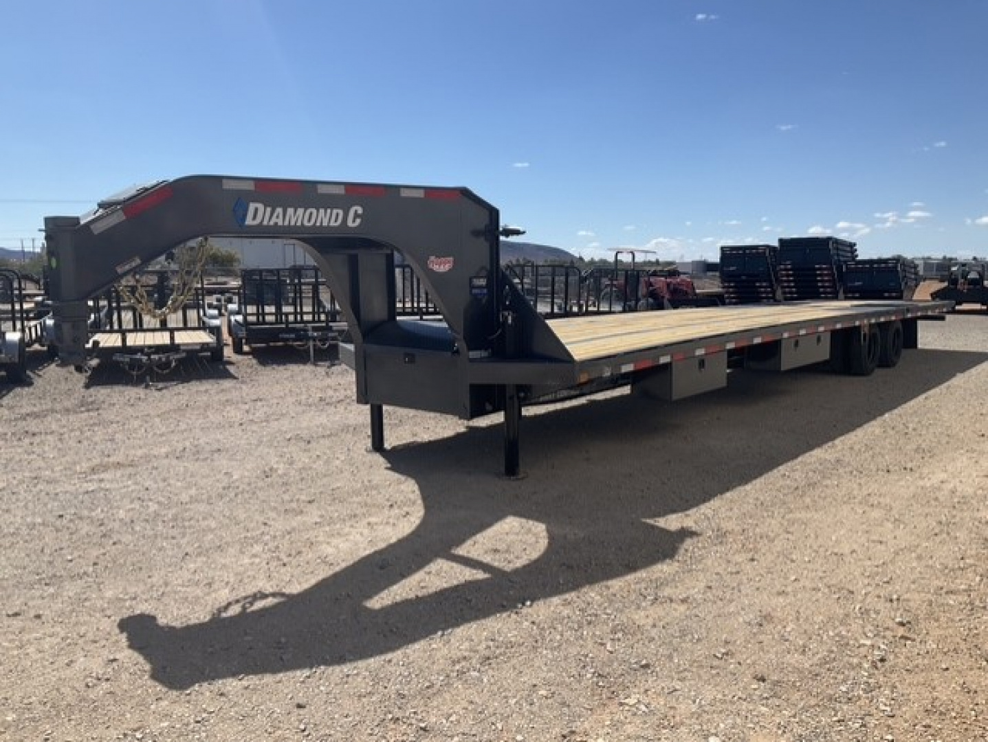 New 2026 Diamond C 102"x40' Engineered Beam FMAX216 w/ Hyd. Dovetail - 40K Pacesetter Edition