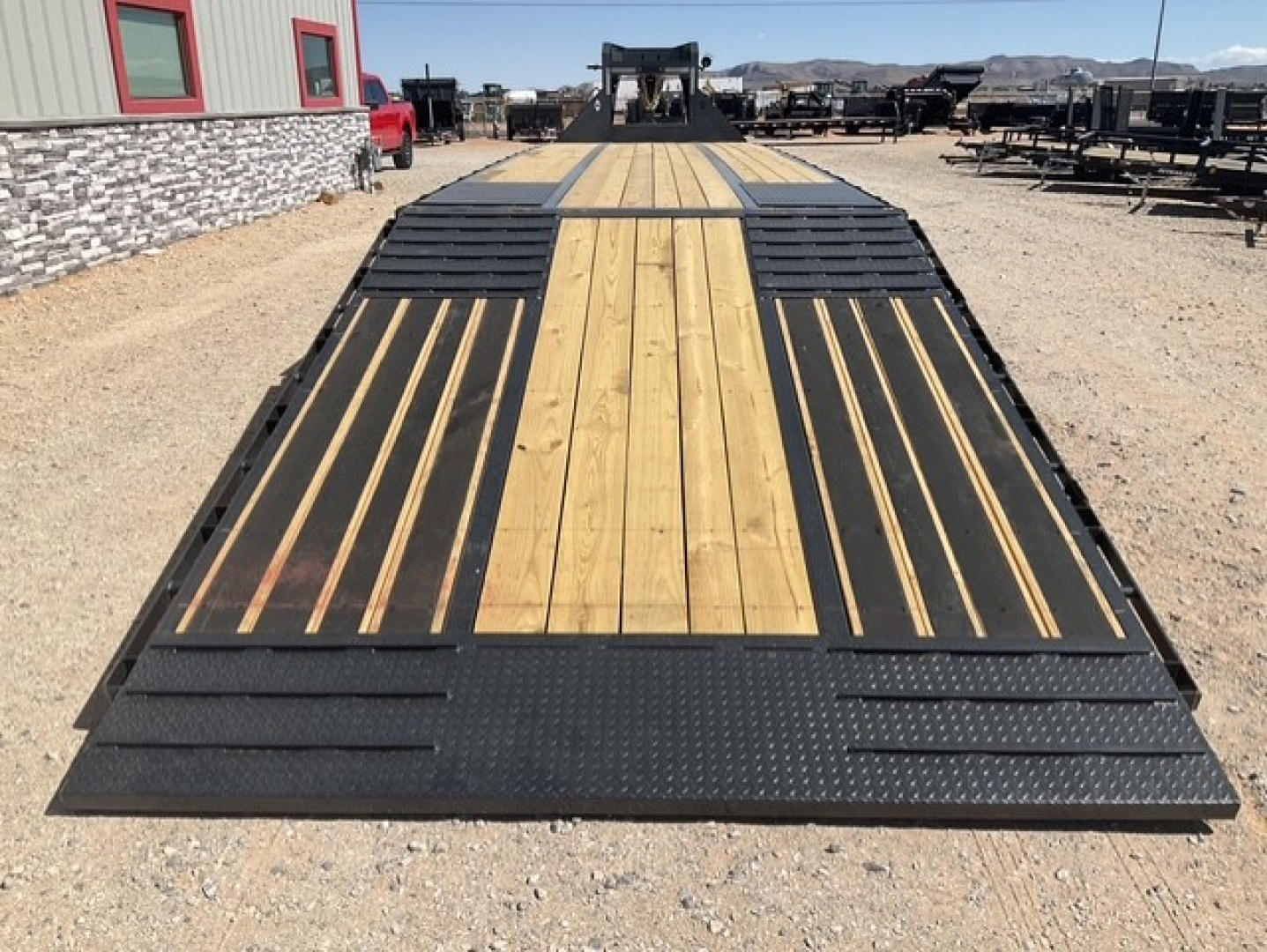 New 2026 Diamond C 102"x40' Engineered Beam FMAX216 w/ Hyd. Dovetail - 40K Pacesetter Edition