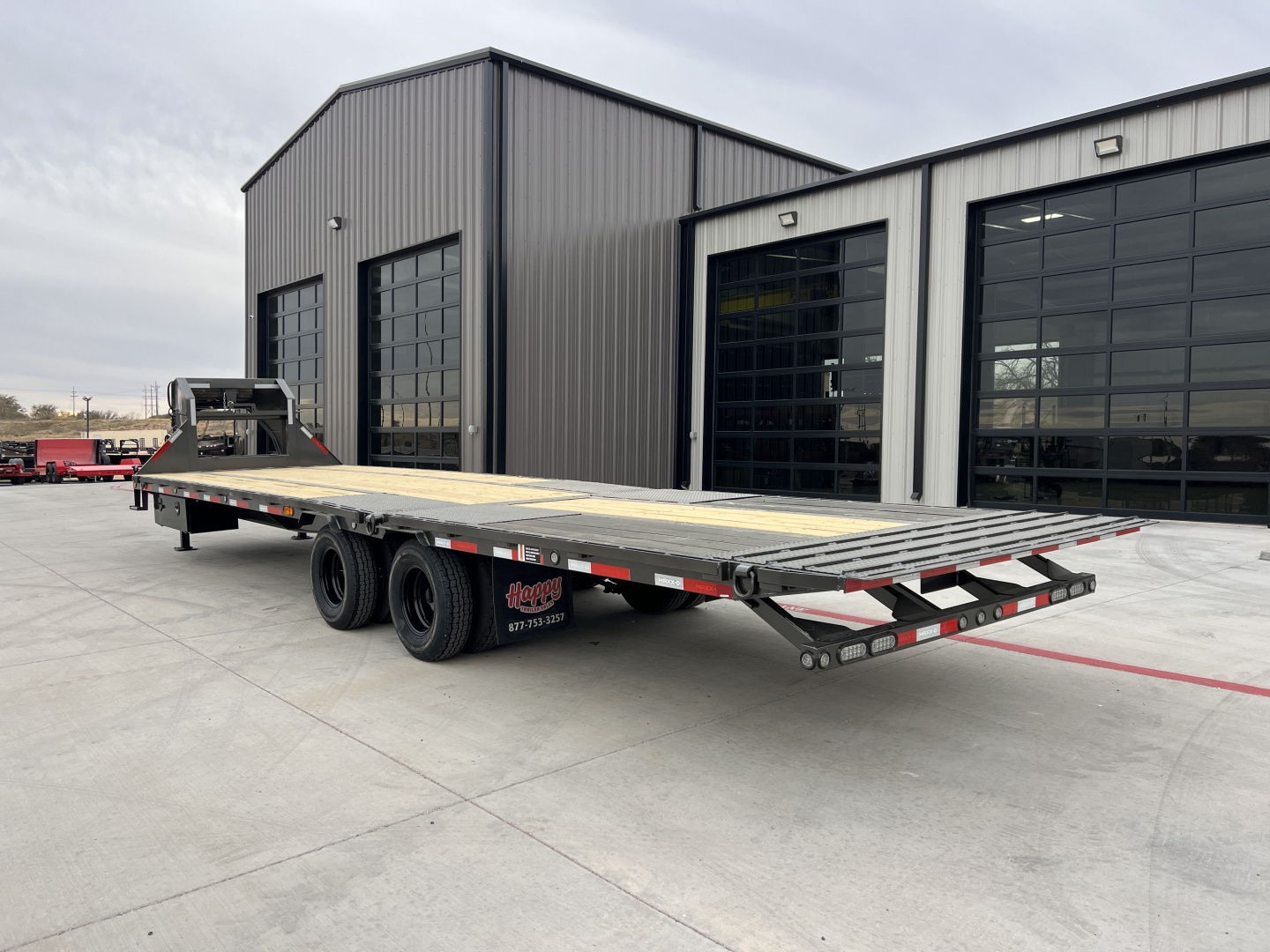 New 2026 MAXX-D 102”x32’ Gooseneck Hydraulic Dovetail Flatbed w/ Duals – YDX