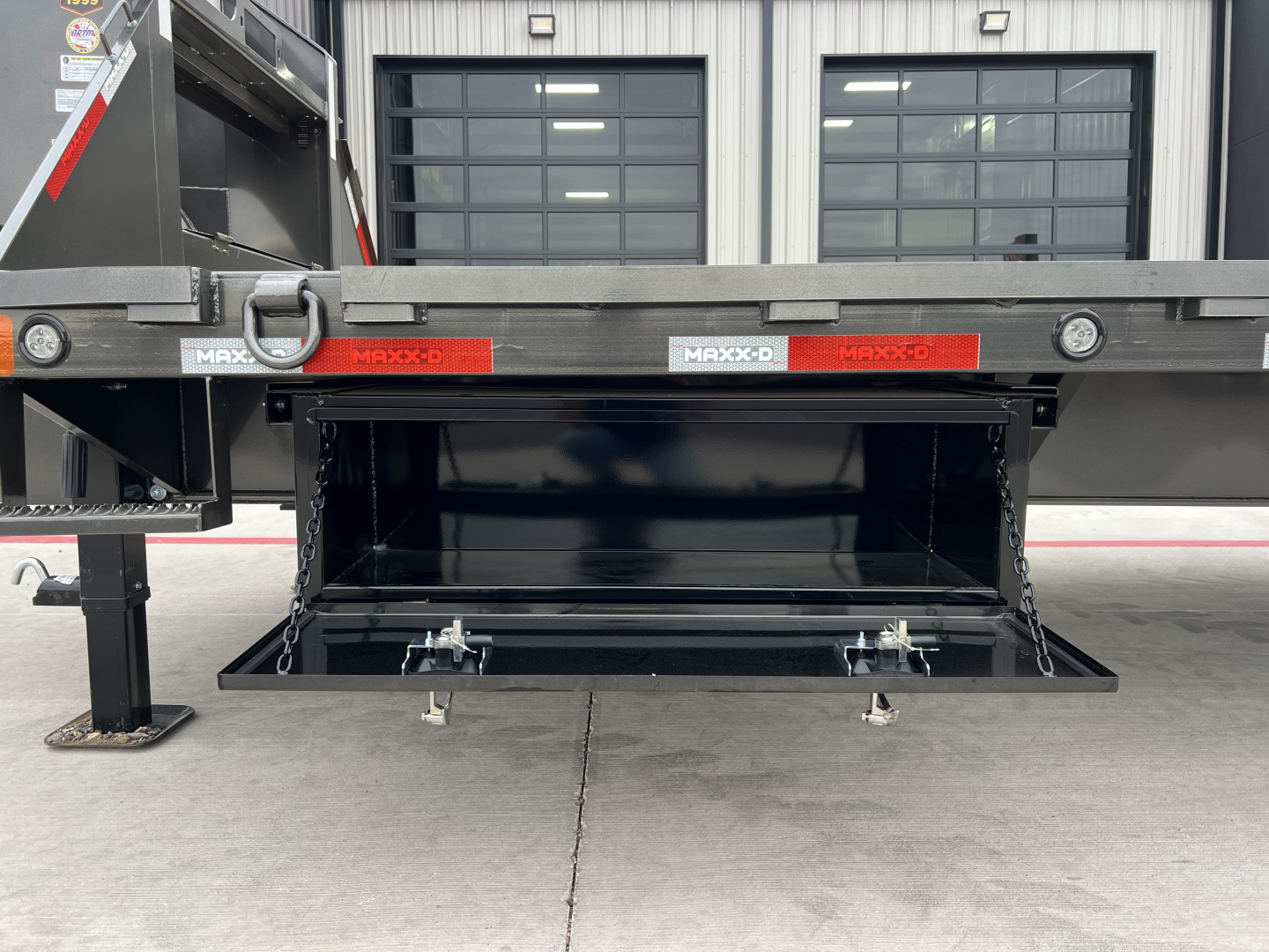New 2026 MAXX-D 102”x32’ Gooseneck Hydraulic Dovetail Flatbed w/ Duals – YDX